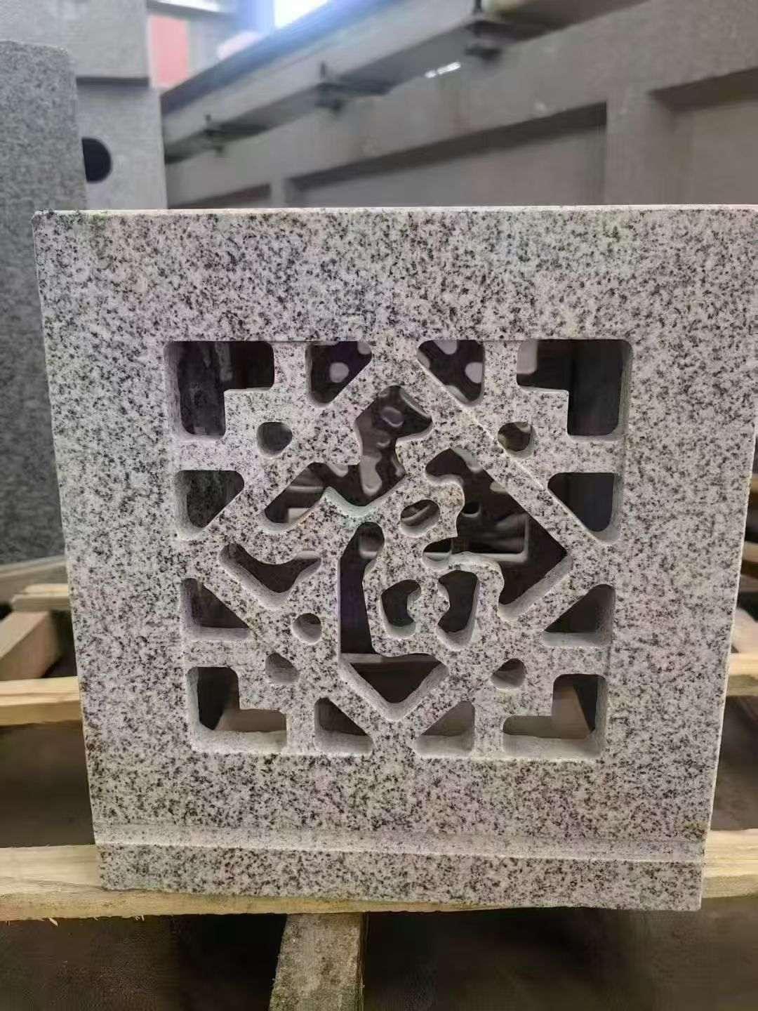 邵阳 芝麻白花岗岩镂空雕花灯笼