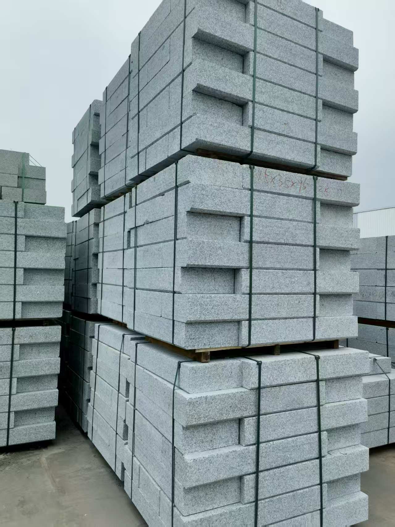 邵阳 路沿石，板板正正的路沿石