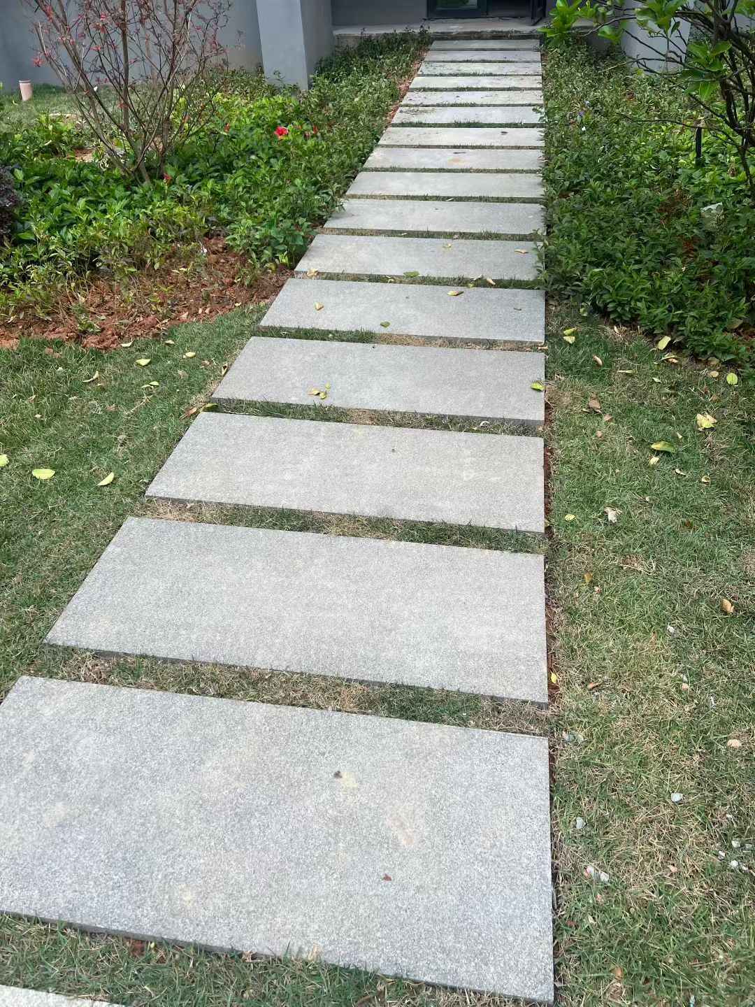 邵阳 芝麻黑小区踏步、汀步石铺装效果
