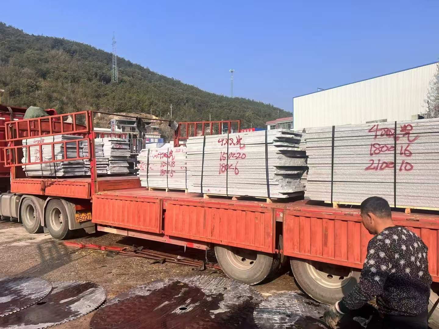 邵阳 芝麻灰花岗岩光面毛板出货日常