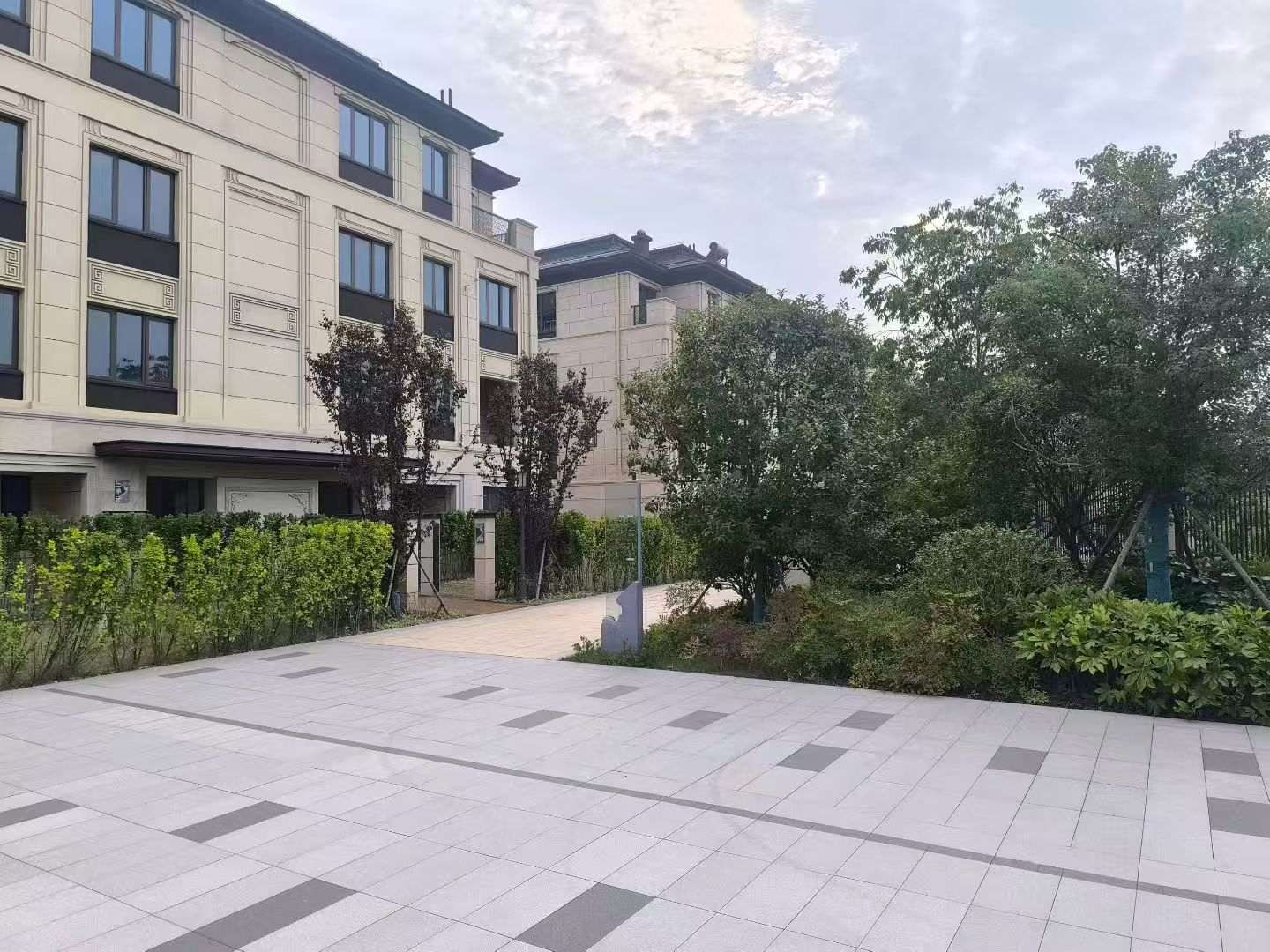 邵阳 芝麻白与芝麻白搭配铺装，尺寸1200*600